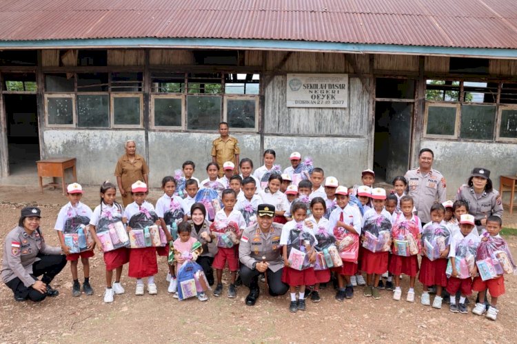 Menembus Pelosok, Kapolres TTS Salurkan Bantuan Alat Tulis Kapolda NTT untuk Pelajar SD Negeri Oeyek