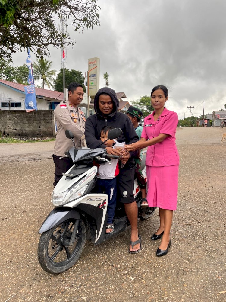 Hadir Melalui pembagian Takjil, Moment Polsek Amanatun Selatan Terus Perkuat  Silaturahmi dan Toleransi di Masa Ramadhan 1447 H
