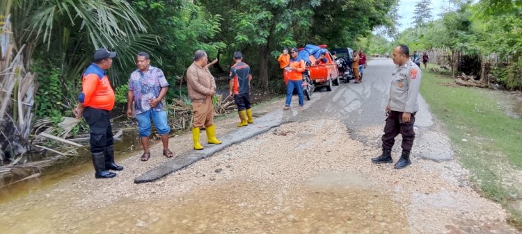 Demi Kemanusian, Polsek Kualin Bersama Instansi Terkait Melakukan Penanganan Awal Warga Yang Terdampak Banjir
