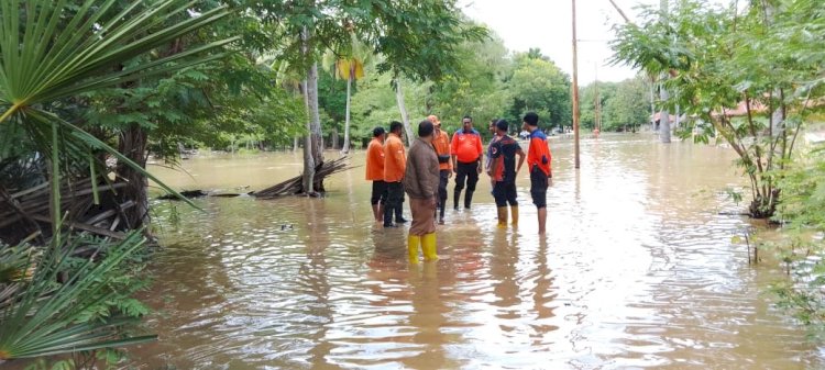 Demi Kemanusian, Polsek Kualin Bersama Instansi Terkait Melakukan Penanganan Awal Warga Yang Terdampak Banjir