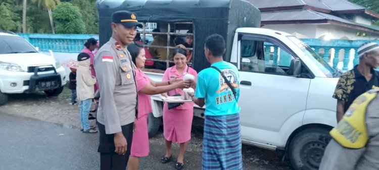 Ajak Silalaturahmi di Masa Ramadhan 1447 H, Polsek Kualin Bersama Bhayangkari Ranting Bagikan Takjil