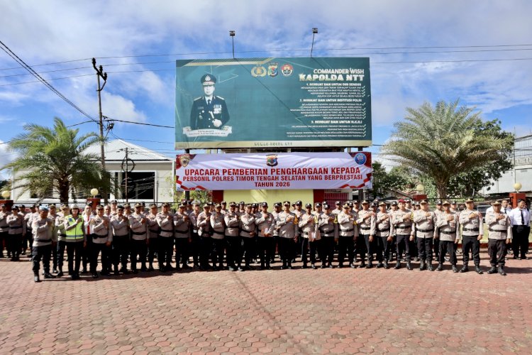 Dua Personil Berprestasi, Kapolres TTS Beri Penghargaan
