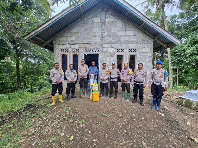 NTT Penuh Kasih, Kapolsek Kie Serahkan Bantuan Tongkat dan Sembako ke Warga Desa Napi