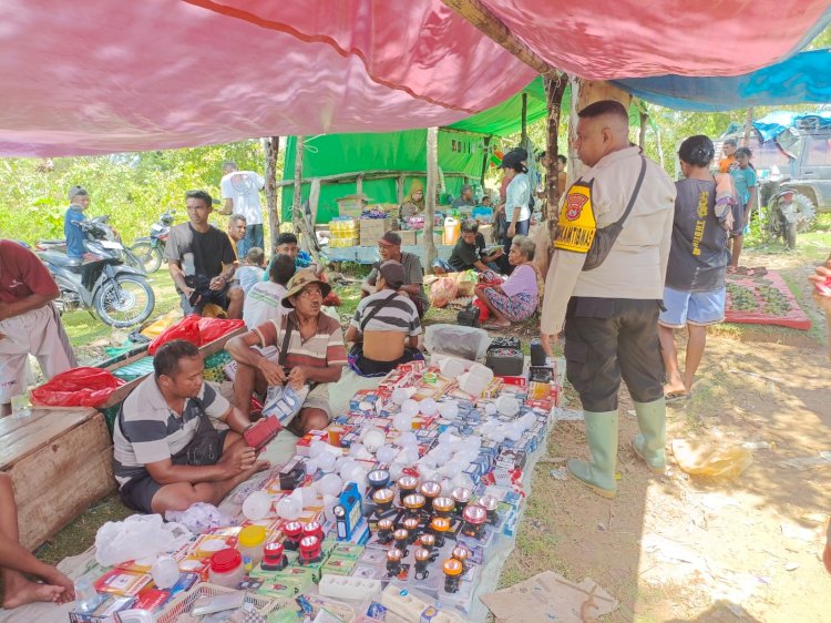 Beri Himbauan Serta Monitoring di Pasar Mingguan Desa Besana, Bhabinkamtibmas Kec. Mollo Barat Laksanakan Patroli