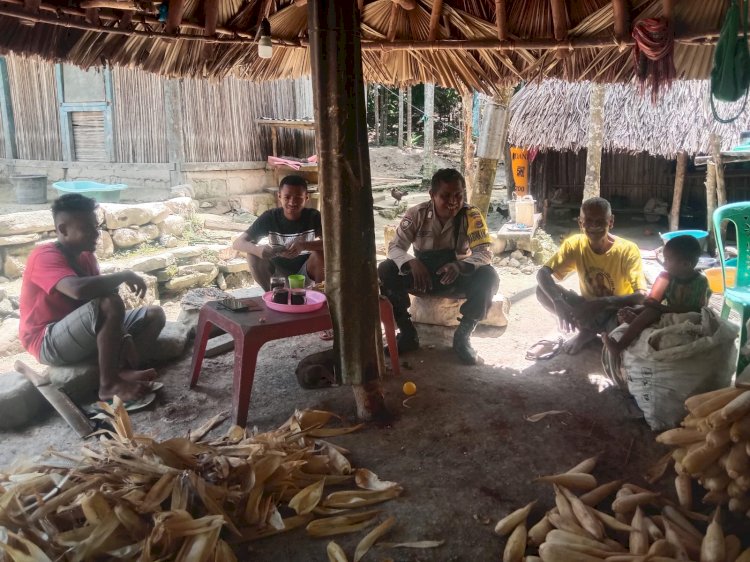 Hadir di Tengah Masyarakat, Bhabinkamtibmas Desa Sanbet Sambangi Warga Serta Sampaikan Pesan Kamtibmas