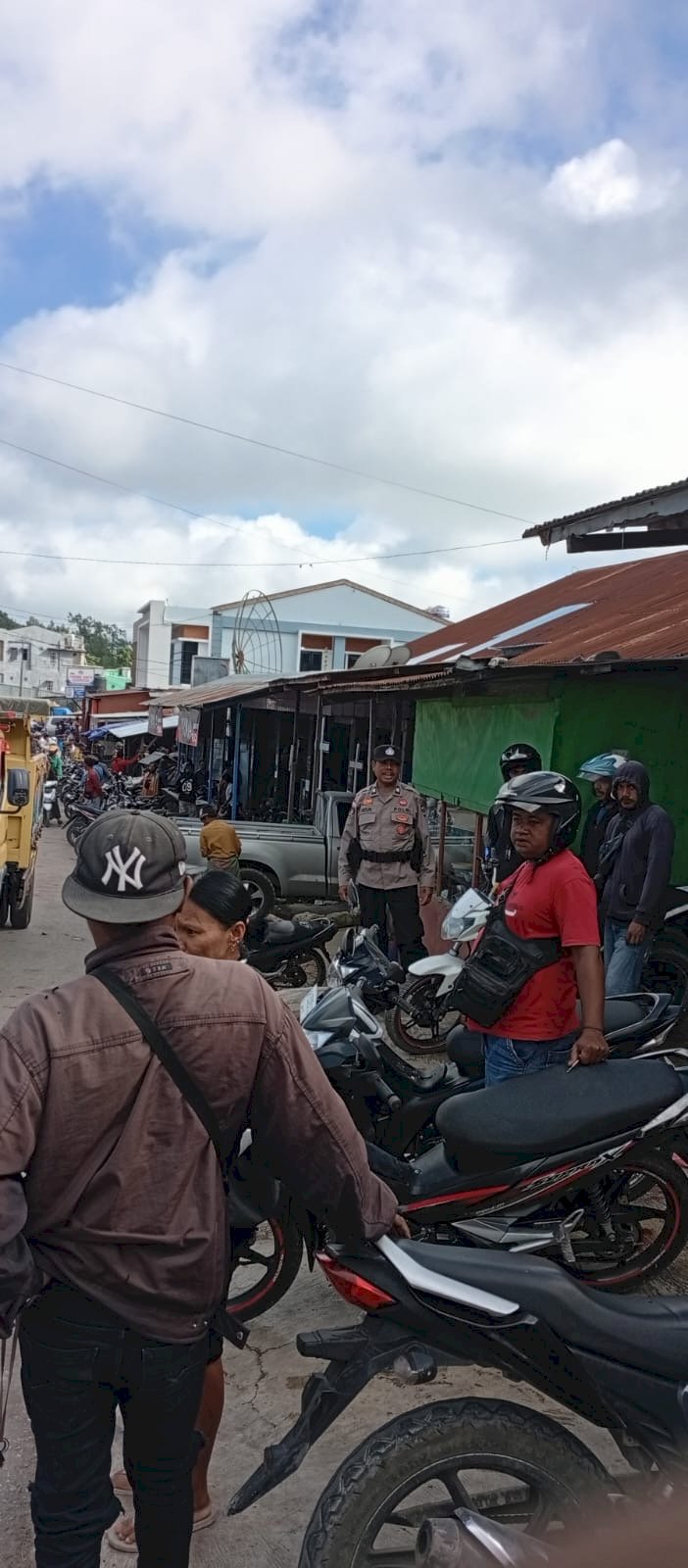 Polsek Mollo Utara Rutin Patroli di Pasar Kapan, Cegah Gangguan Kamtibmas