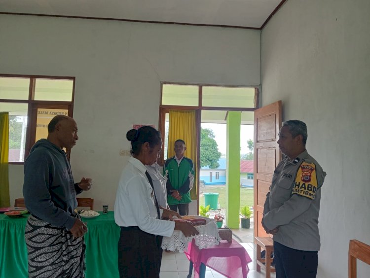 Bhabinkamtibmas Desa Ofu, Monitoring Pelaksanaan Ujian di SD Inpres Nifubia, Ajak Sinergi Jaga Kamtibmas di Lingkungan Sekolah