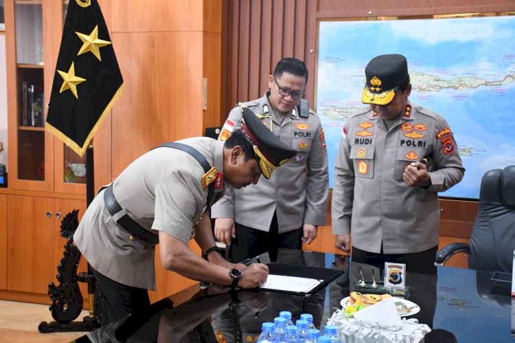 Kapolda NTT Pimpin Penyerahan Jabatan Wakapolda, Brigjen Pol Baskoro Tri Prabowo Memasuki Masa Purna Tugas