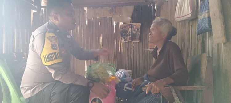 Bhabinkamtibmas Polsek Amanuban Timur Kunjungi Lansia Janda, Salurkan Bantuan dan Berikan Semangat Hidup