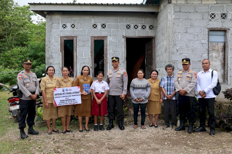 Penyerahan Bantuan Transportasi dari Kapolda NTT kepada Siswa Berprestasi di Kota Soe