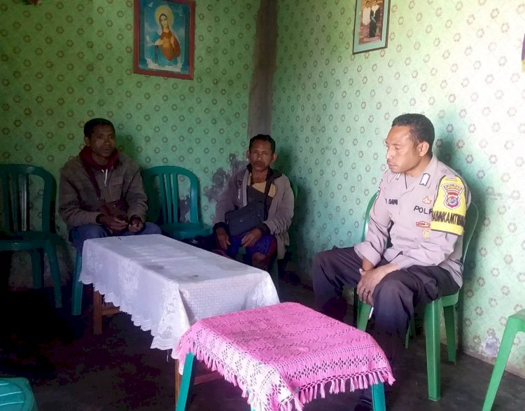 Sambangi Warga Desa Oelbubuk, Bhabinkamtibmas Polsek Mollo Selatan Himbau Terkait TPPO