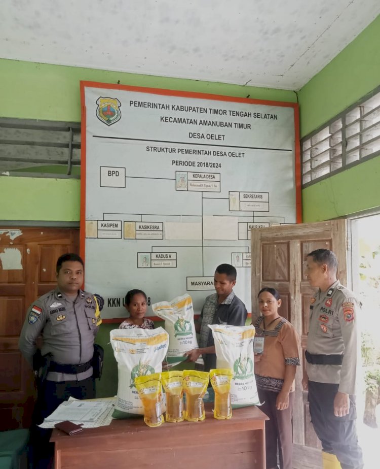 Polsek Amanuban Timur Monitoring Penyaluran Bantuan Pangan Di Desa Oelet, 287 Kk Terima Beras Dan Minyak Goreng