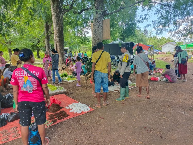 Laksanakan Patroli Dialogis di Pasar Fatukoko, Bhabinkamtibmas Mollo Barat Himbau Terkait TPPO dan Jauhi Perjudian