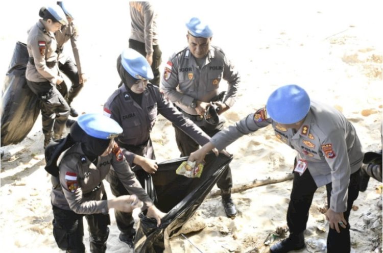 Propam Polda NTT Bersih-bersih Pantai Pasir Panjang
