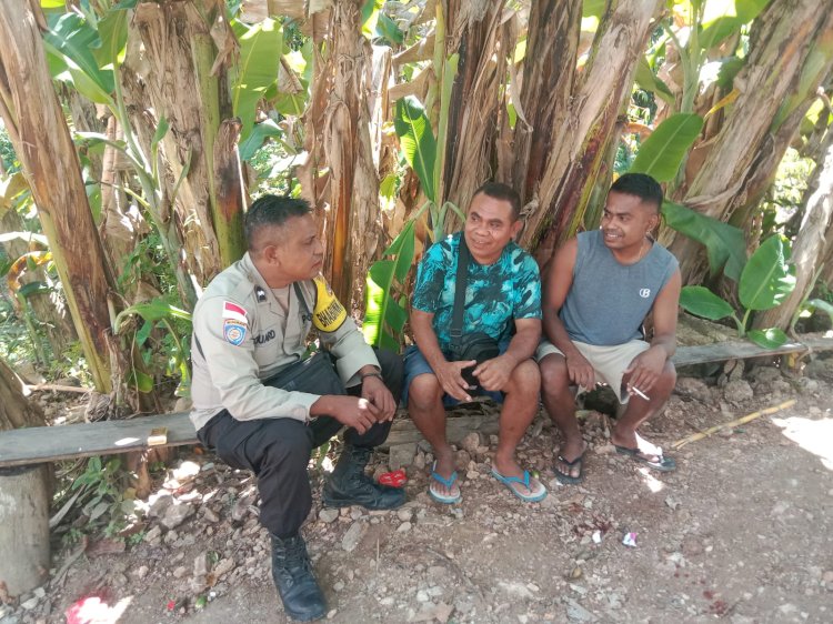 Sambangi Warga Desa Sanbet, Bhabinkamtibmas Kecamatan Toianas Himbau Pencegahan TPPO hingga Larangan Judi dan Miras