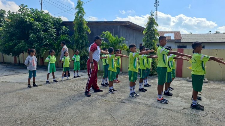 Tanamkan Disiplin Sejak Dini, Kapolsek Amanuban Tengah Latih Baris-Berbaris Siswa-Siswi SDK Yaswari Niki-Niki