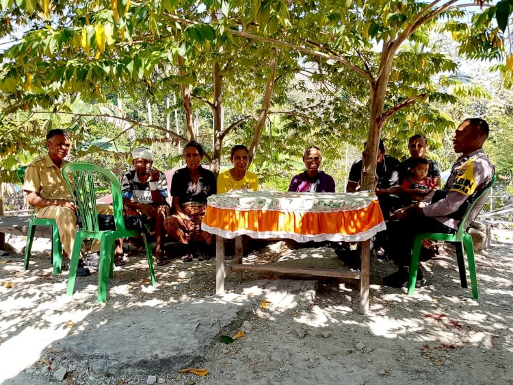 Gencarkan Patroli di Dusun II Fatumnasi, Bhabinkamtibmas Polsek Noebana Sosialisasikan Pencegahan TPPO dan Perjudian
