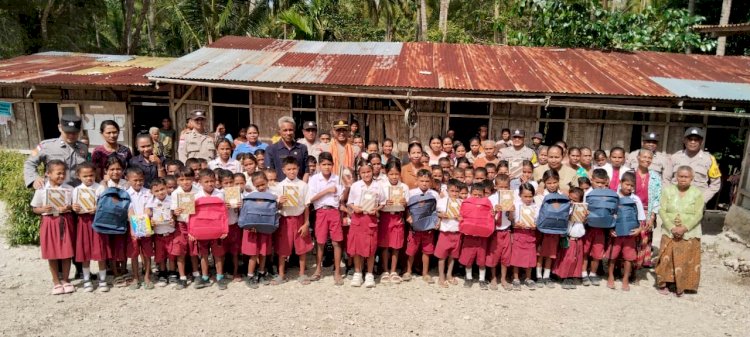 Wujud Kepedulian Polri, Kapolda NTT Salurkan Bantuan Tas dan Buku untuk Siswa SD Negeri Boof di Kuanfatu