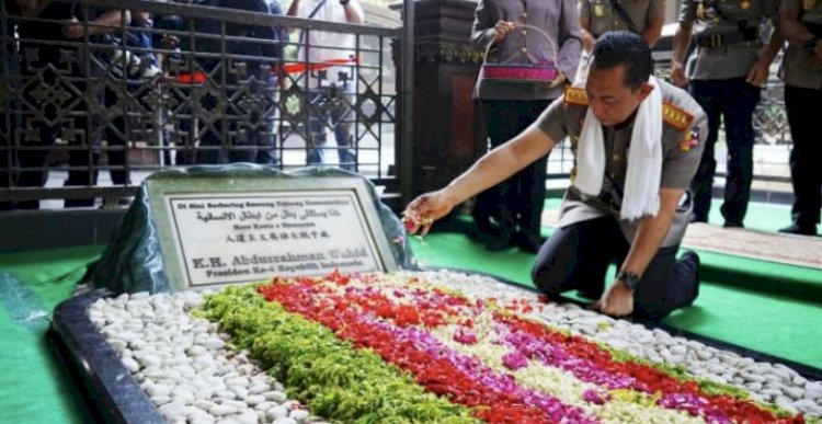 Jelang Hari Bhayangkara, Kapolri Ziarah Ke Makam Gus Dur