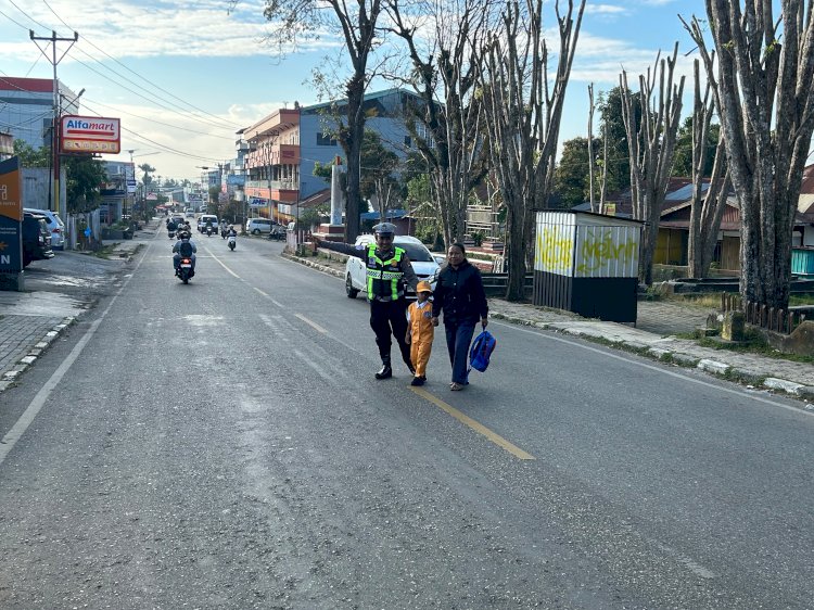 Presisi dan Proaktif! Satlantas Polres TTS Lakukan Pengaturan Lalu Lintas dan Bantu Penyeberangan Siswa TK Kemala Bhayangkari