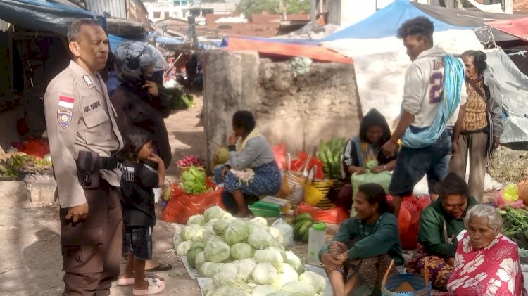 Tingkatkan Sinergi, Bhabinkamtibmas Oekefan Menyapa Warga di Pasar Inpres Soe