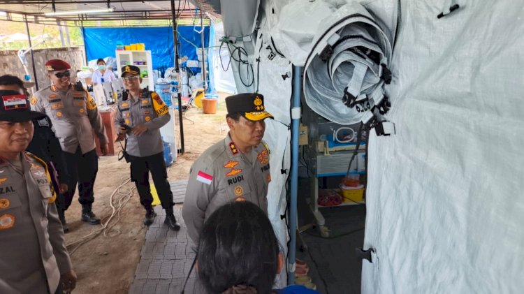 Di Tengah Gempa, Lahir Gempita: Kapolda NTT Sambangi Bayi yang Lahir Saat Bencana di RSUD Aeramo