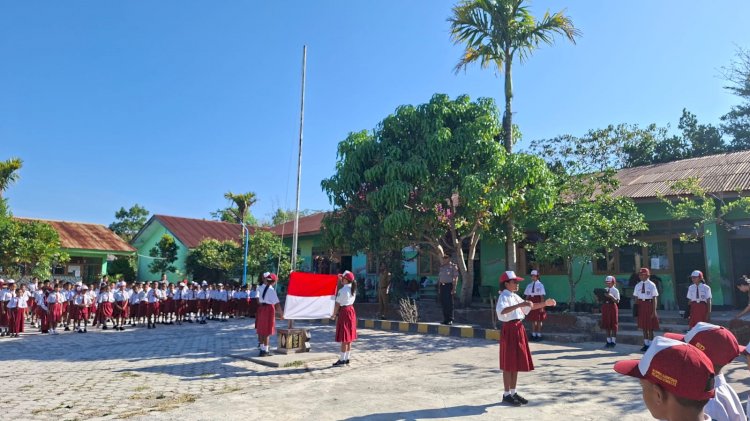 Dekatkan Diri dengan Generasi Muda, Kapolsek Mollo Utara Jadi Irup di SD Inpres Ajaotomas Kapan