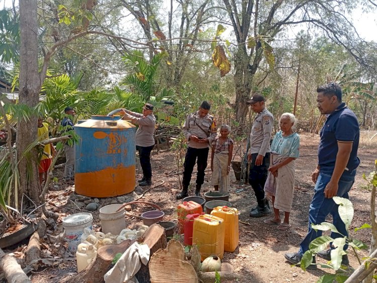 Jumat Berkah, Polsek Polen Salurkan Air Bersih untuk Warga Desa Puna Terdampak Kemarau