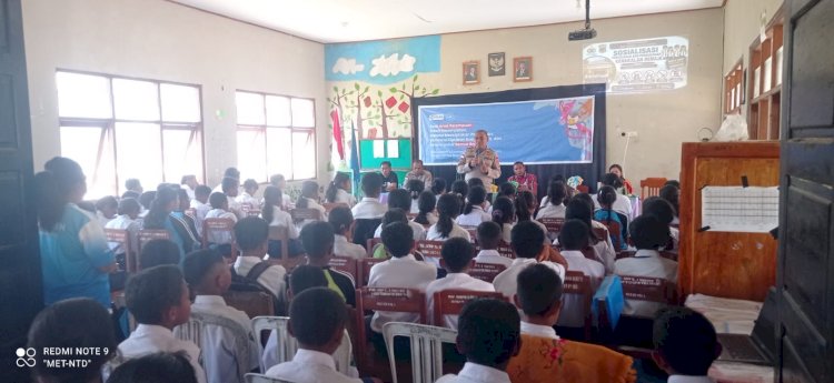 Bhabinkamtibmas Mollo Utara Bersama Kapolsek Gelar Sosialisasi Kenakalan Remaja di SMP Negeri 1 Mollo Utara