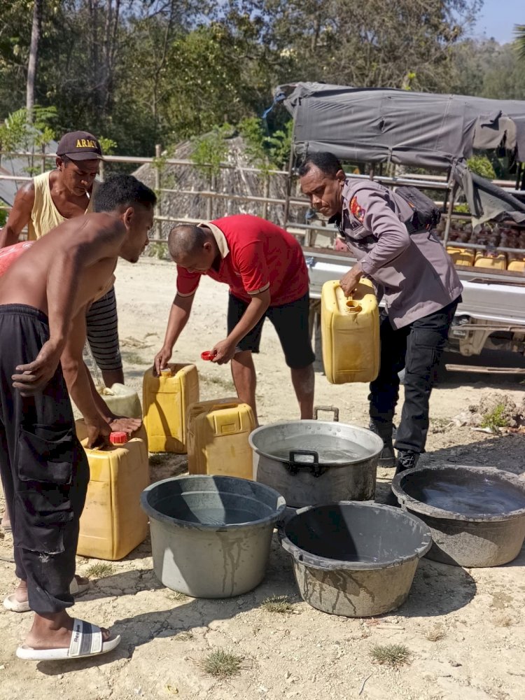 Peduli Warga Terdampak Musim Kemarau, Polsek Amanatun Utara Salurkan Air Bersih Melalui Program Jumat Berkah