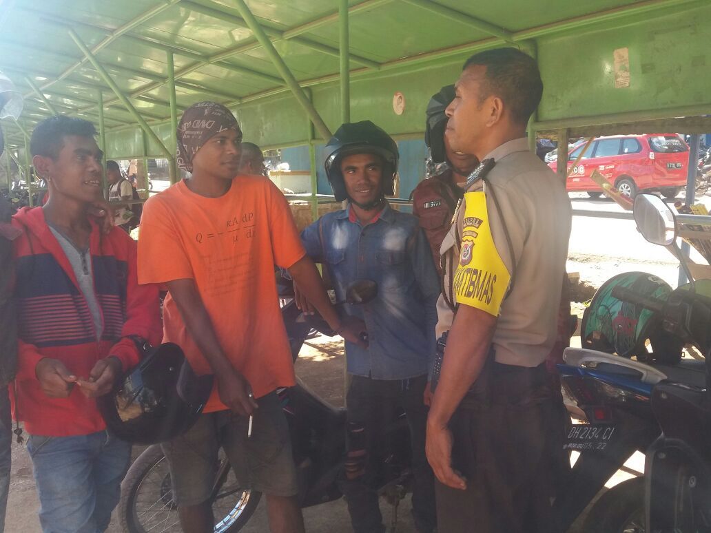 Kumpul Bersama Tukang Ojek, Bhabin Pol Sub Sektor Pasar Inpres Soe Beri Tips Aman Berkendara Saat Hujan