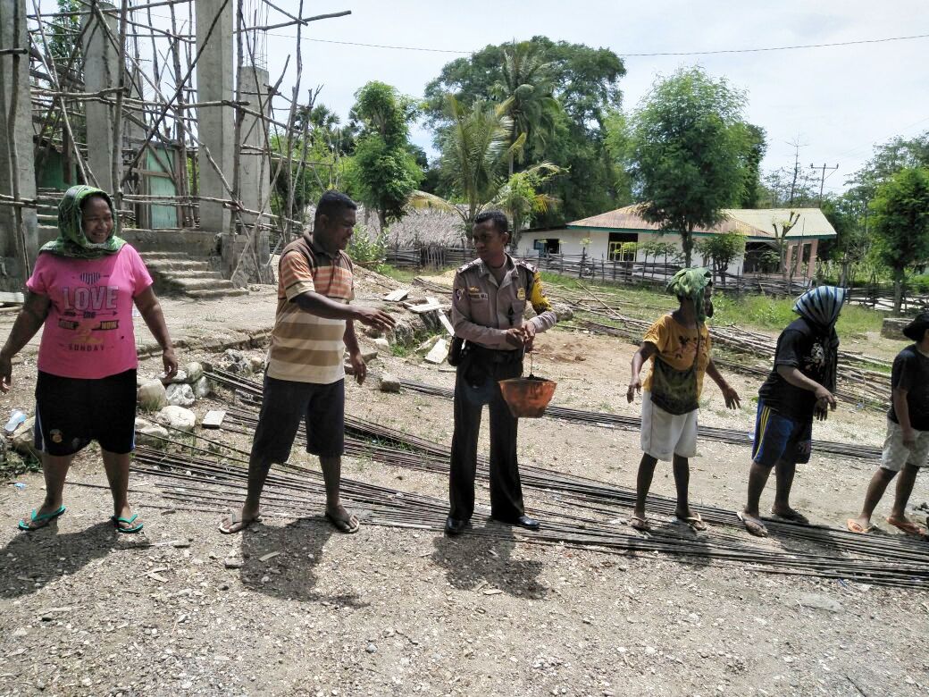Gotong Royong Bersama warga , Bhabinkamtibmas Jalin Kemitraan