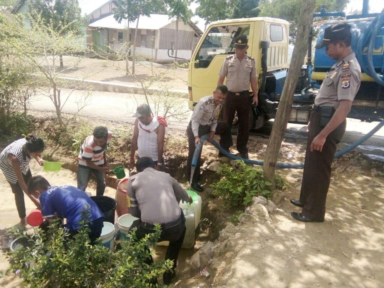 Kembali Polres TTS Bagikan Air Bersih