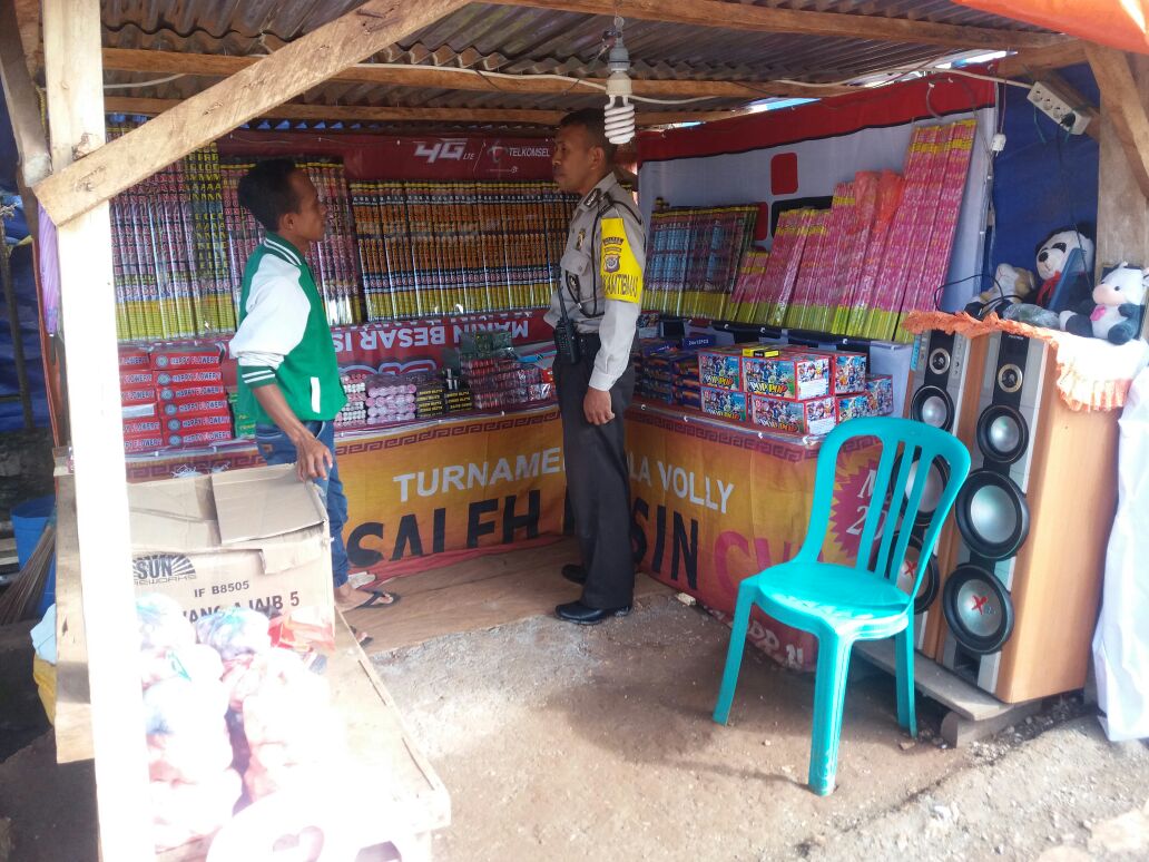 Sambangi Penjual Petasan, Bhabin Pol Sub Sektor Pasar Inpres Soe Beri Himbauan Kamtibmas