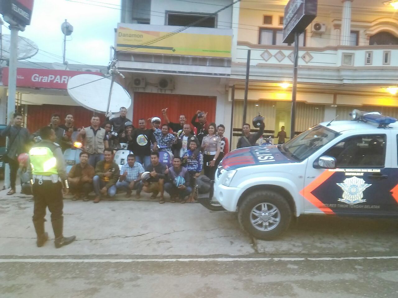 Hampiri Komunitas Vespa, Kanit Dikyasa Sat Lantas Polres TTS Sampaikan Pentingnya Kamseltibcarlantas