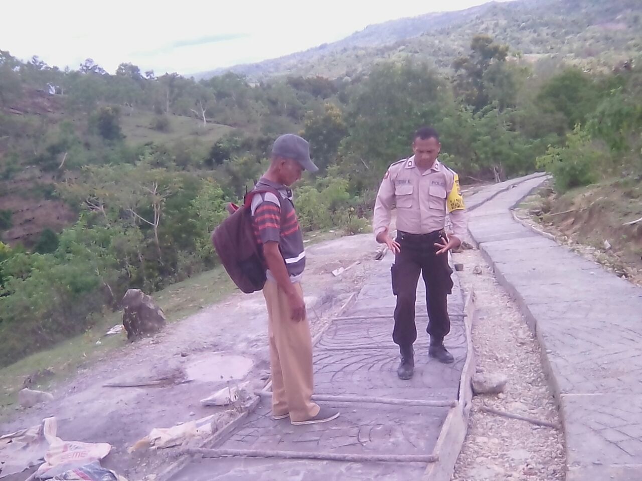 Bhabinkamtibmas Pol Sub Sektor Neonmat Pantau Pengerjaan Pembangunan Jalan