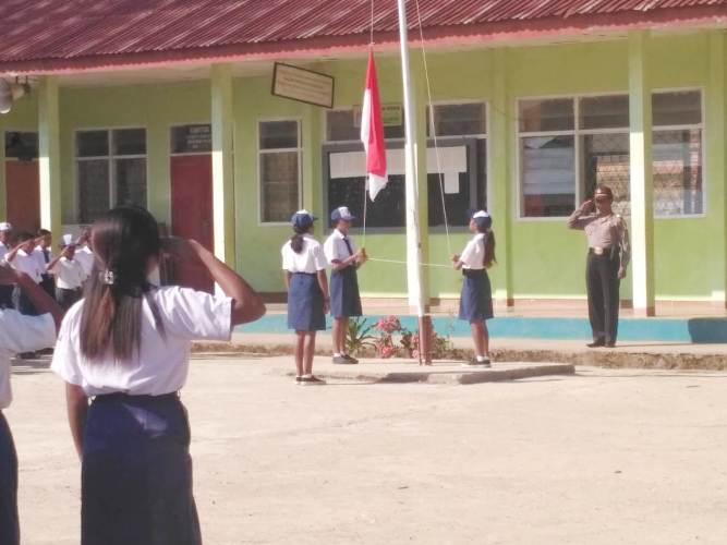 Peringati Hari Pahlawan, Kasat Binmas Pimpin Upacara di SMPN 1 Aban Barat