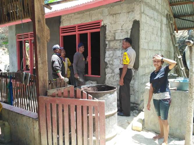 Sambil Bincang Santai , Bhabin Polsek Aban Tengah Sampaikan Pesan kamtibmas Kepada Warga