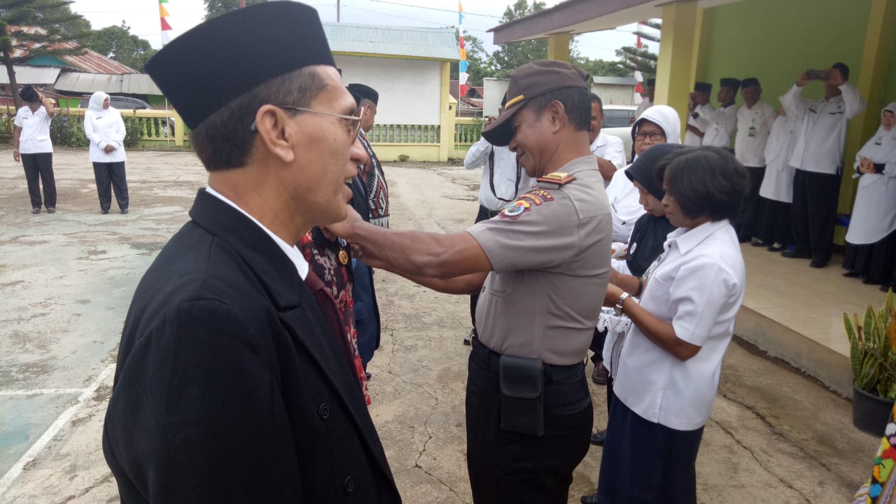 Kasat Binmas Polres TTS Semanyatkan Tanda Kehormatan Setya Lencana Saat Menghadiri Upacara Peringati Hari Amal Bhakti Kementrian Agama RI