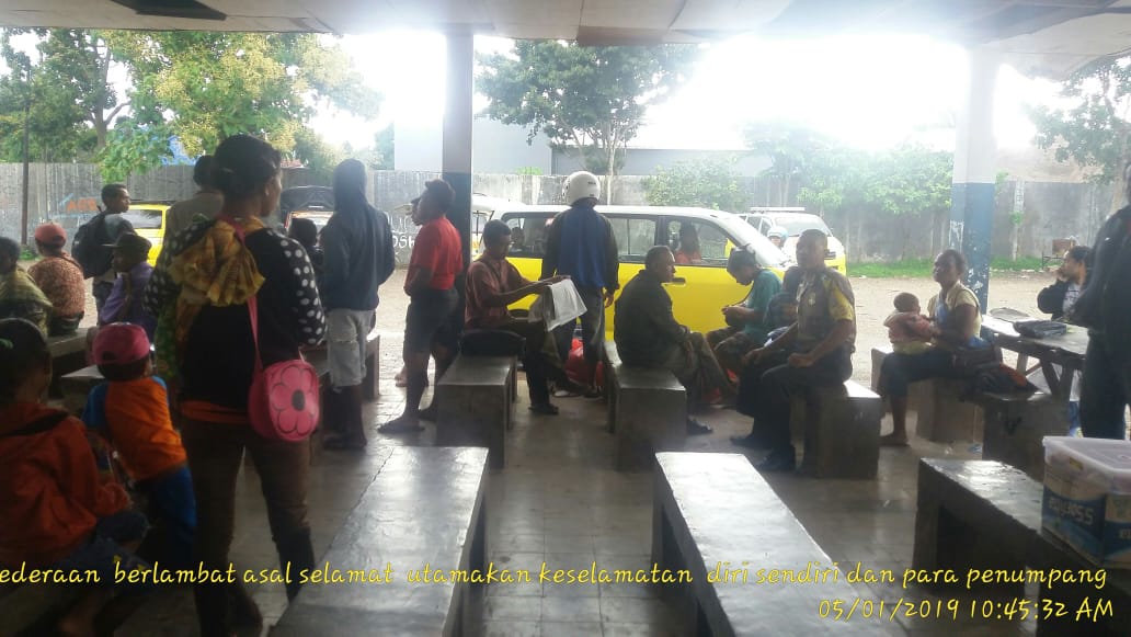 Bhabinkamtibmas Kelurahan Oekefan -TTS, Senyum Sapa Hampiri Warga