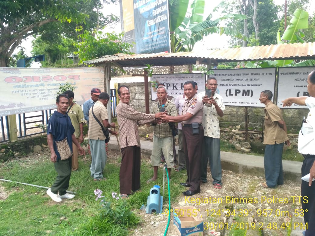 Sat Binmas Polres TTS, Serahkan Jeruk Kamtibmas Kepada Warga