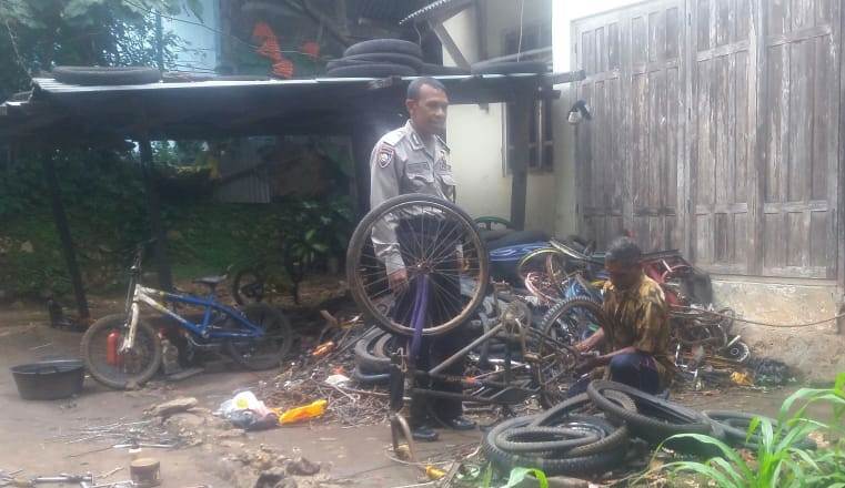Senyum Sapa, Bhabinkamtibmas Sambangi Warga