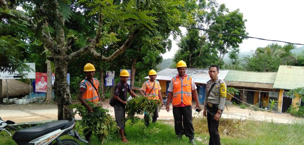 Bhabinkamtibmas Polsek Kie, pantau petugas PLN Pemeliharaan Jaringan