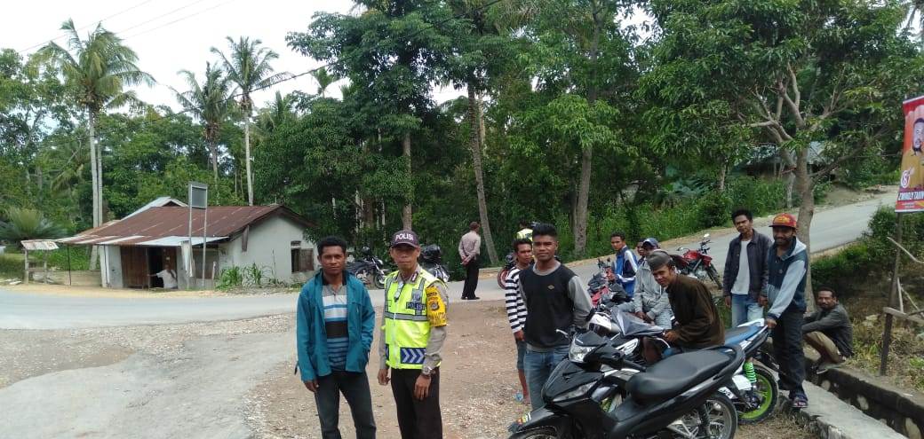 Kunjungan Wakapolda NTT dan Gubernur NTT, Bhabinkamtibmas Melaksanakan Pengamanan Jalur Jalan