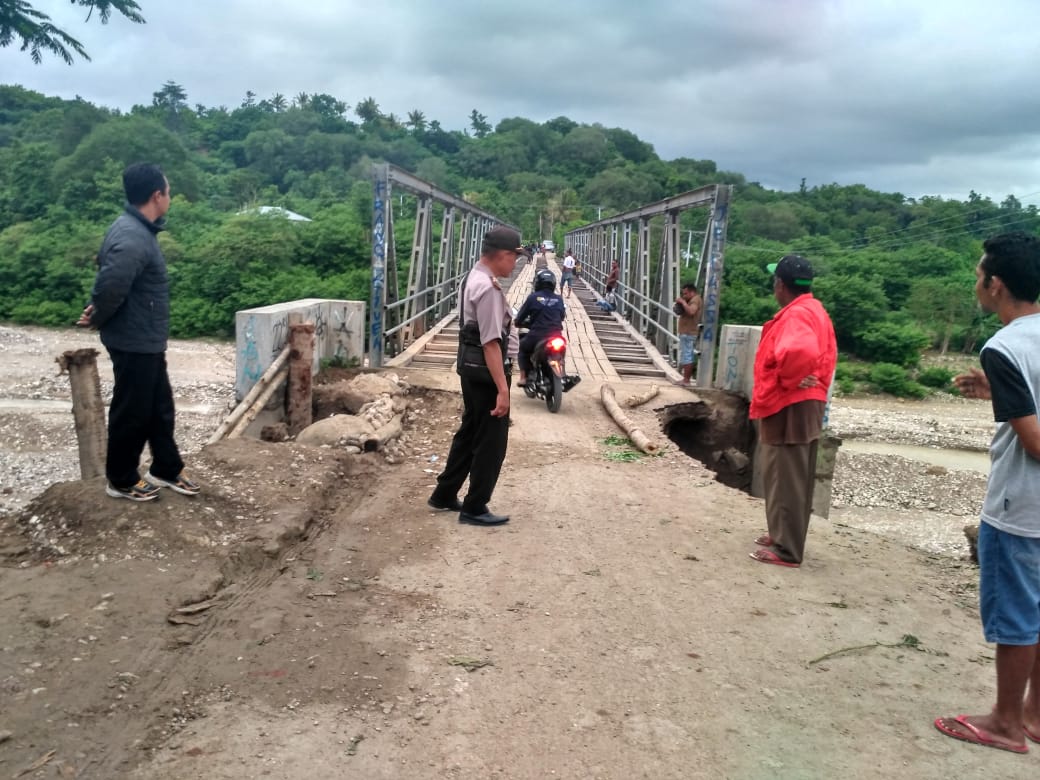 Pantau Tanah Lonsor, Kapolsek Amanuban Timur Beri Himbauan Kepada Warga