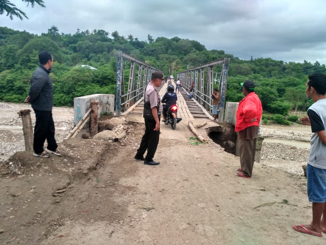 Pantau Tanah Lonsor, Kapolsek Amanuban Timur Beri Himbauan Kepada  Warga