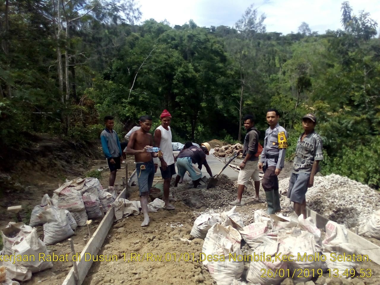 Pembangunan Jalan Desa, Bhabinkamtibmas melaksanakan pemantauan