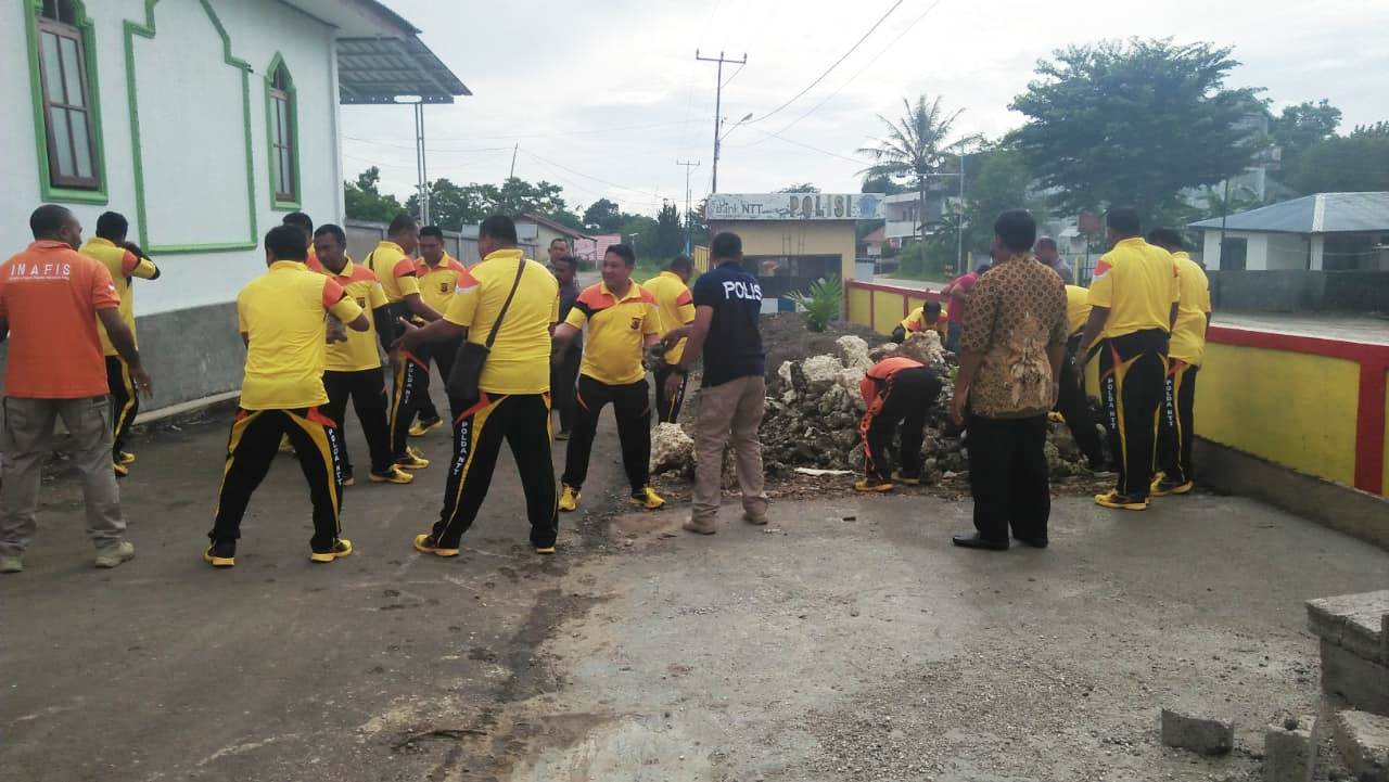 Bersihkan lingkungan Kantor Demi Menjaga Kebersihan