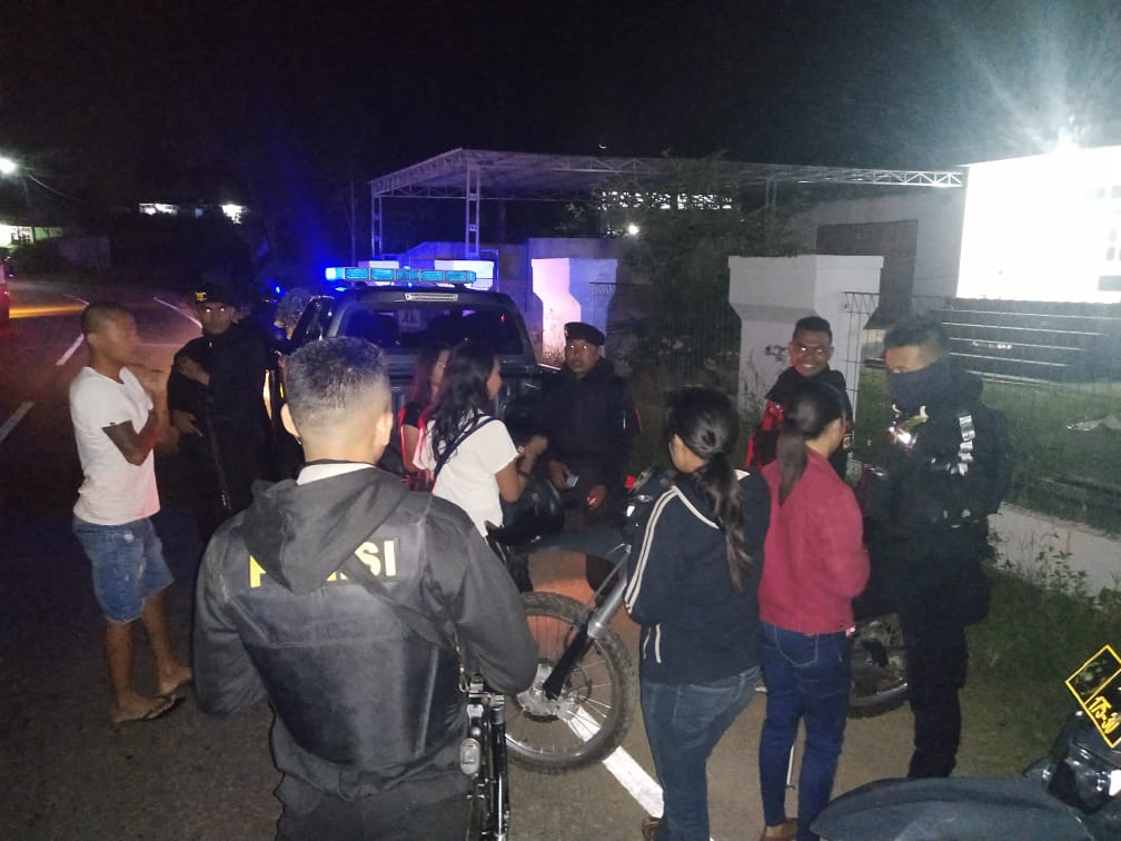 Patroli malam, Sat Sabhara Polres TTS Bubarkan Pemuda-pemudi Yang Sementara Duduk di Pinggir Jalan