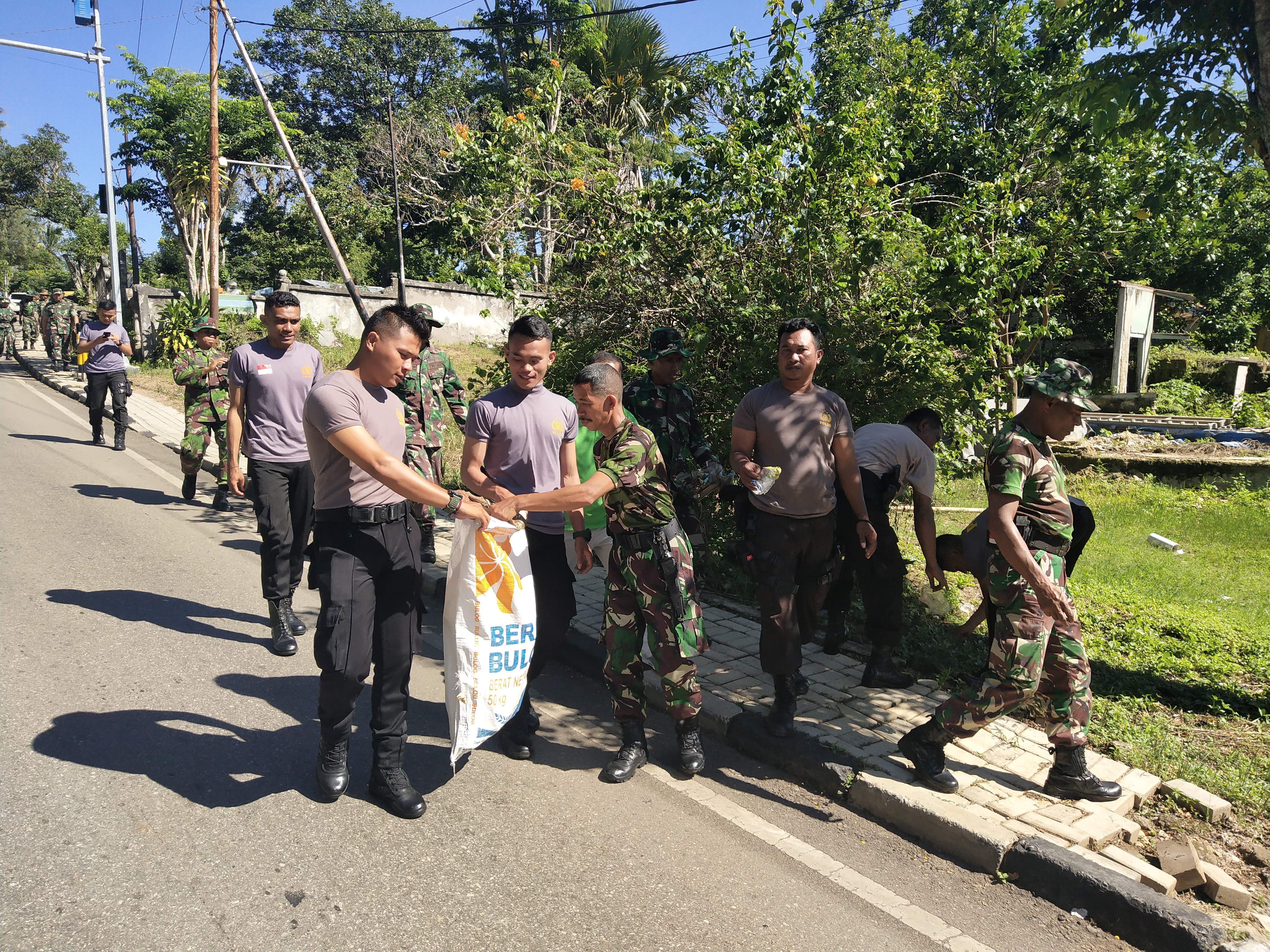 Peringati HPSN, Polri dan TNI Bersinergi Bersihkan Sampah